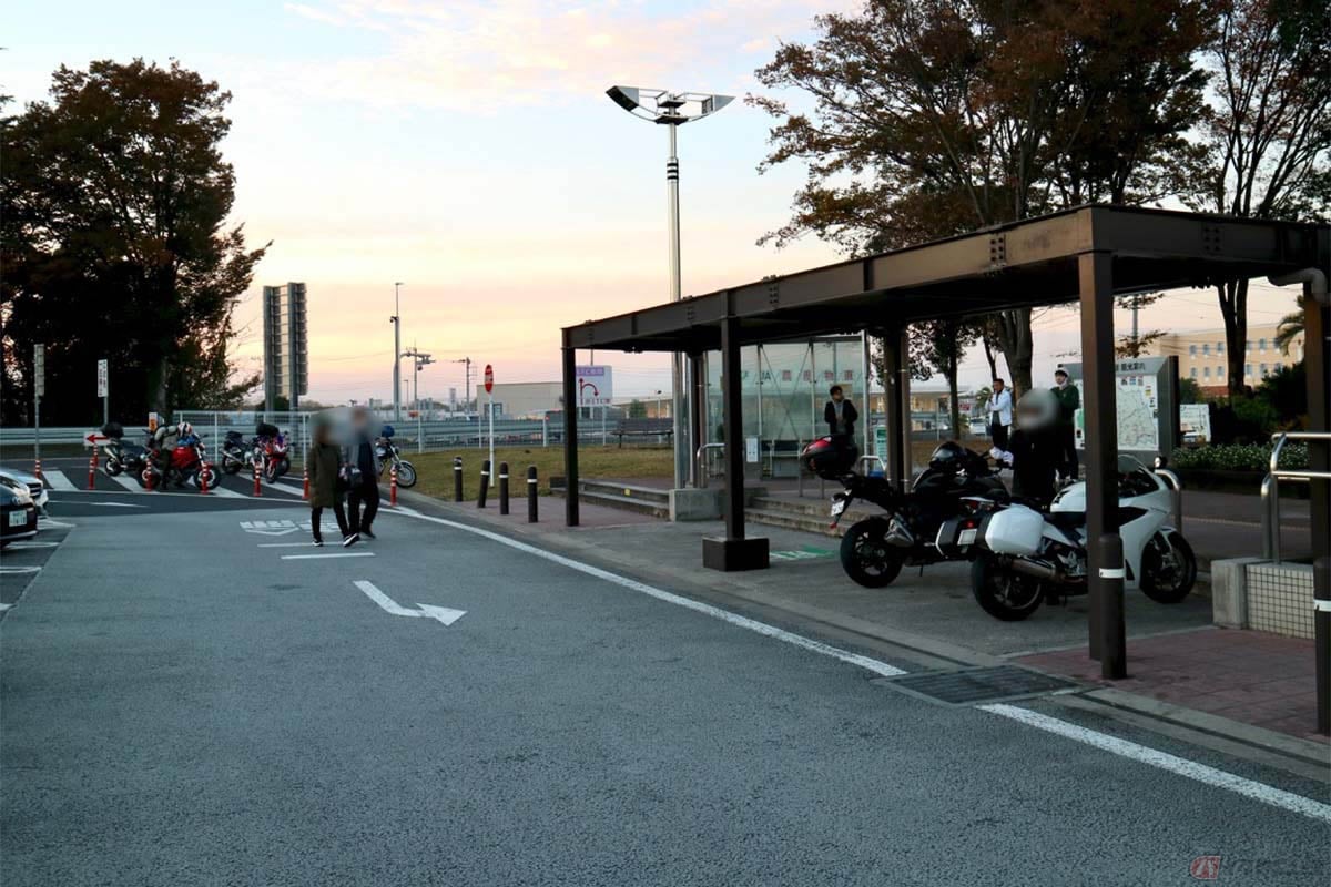 2輪専用の駐車スペースも完備されているのでバイクでも安心して立ち寄れるが、バイクの利用者に対して十分とは言い難い規模。すぐにあふれてしまう