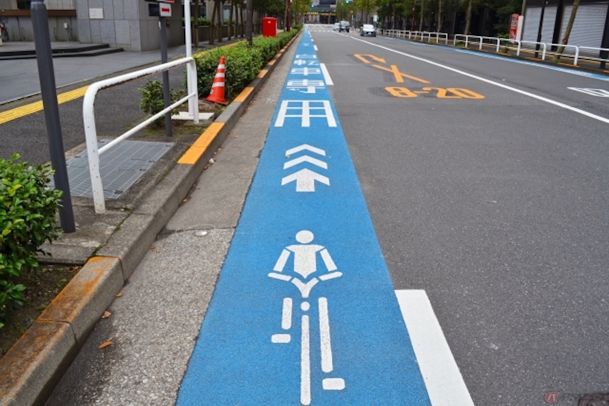 国土交通省の道路のデザインに関する検討委員会は、カラー舗装の目的は「注意喚起などの情報を視覚的に表現して、通学路や急曲線などの線形変化点の明示といった交通事故防止対策のほか、交差点内の右左折の誘導などで様々な目的で施工されている」と記載されています