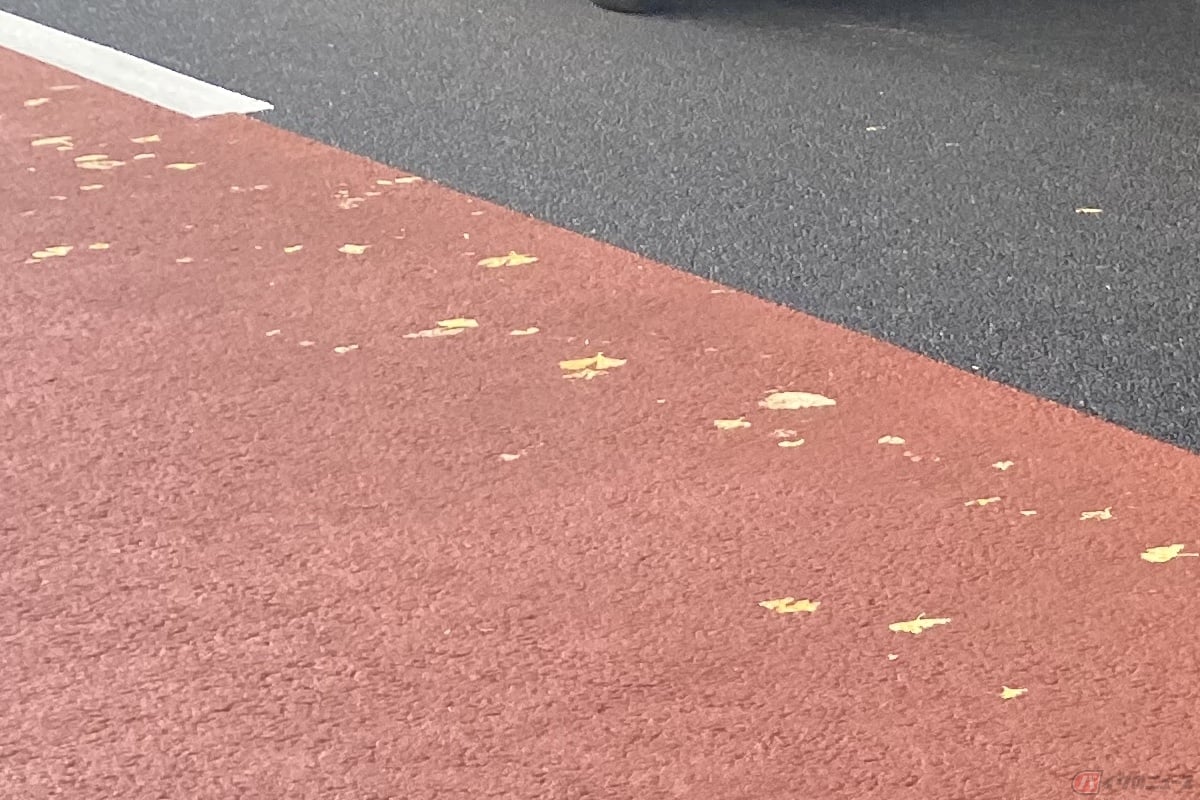 カラー舗装にはスリップ防止になるショットブラスト工法で工事が施されている場合があります