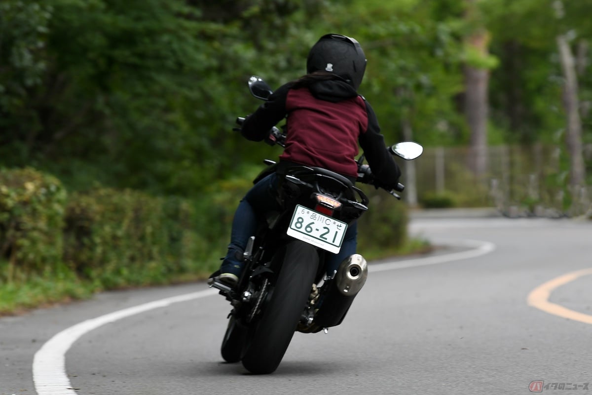 排気量が125ccを超えるバイクの場合は、夜間後方20mの距離からナンバープレートの数字等の表示が確認できることが重要です