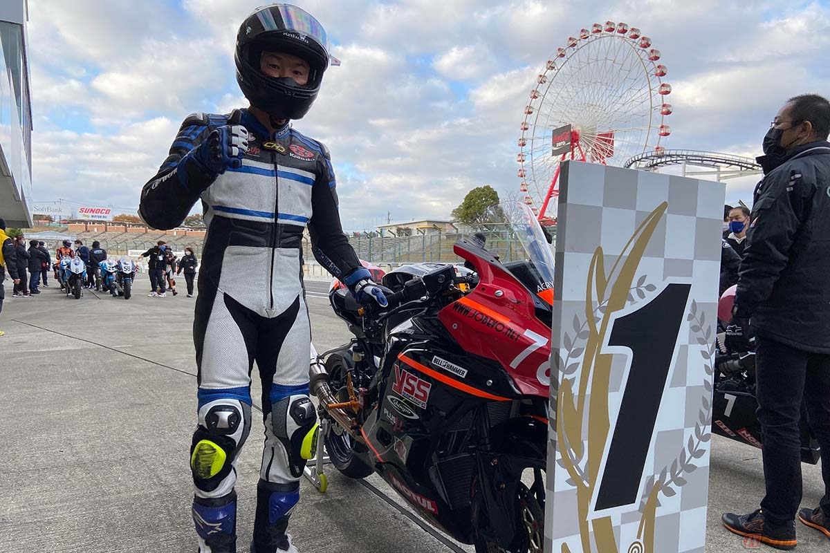 鈴鹿サンデーロードレース選手権「NGK杯」にTEAM TEC2&YSSから参戦した大久保選手。初めて乗った「Ninja ZX-25R」で見事、勝利を勝ち取りました