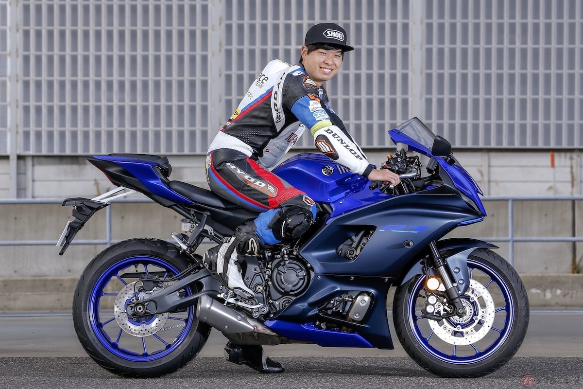 ライディングポジションも、従来のスーパースポーツのような前傾姿勢のきついポジションではありません