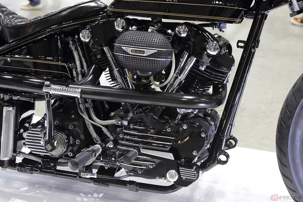 エンジンは基本的に46年式ナックルのストック排気量である1200ccをキープしつつ、レストアを兼ねてシリンダーをV-TWIN製に換装。黒一色に塗り上げられ、スパルタンなムードを強調します