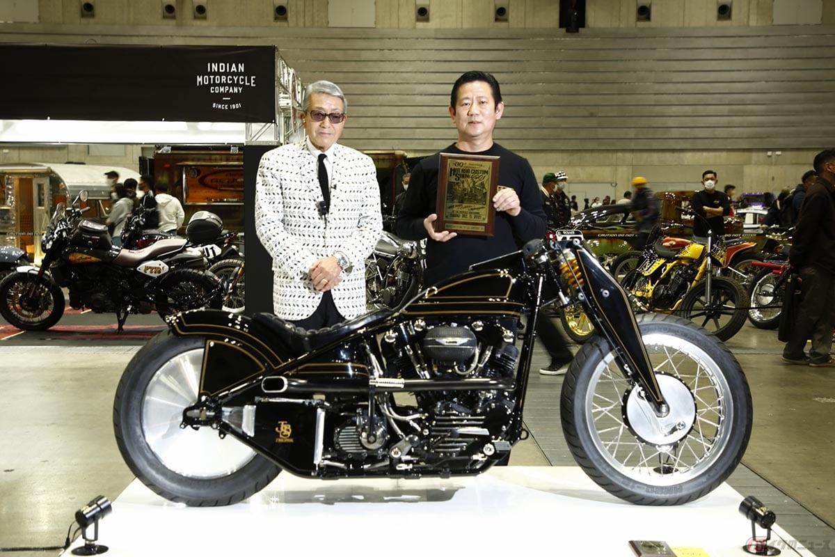 アメリカン・カスタムカルチャーの祭典であるYOKOHAMA HCSにて見事、『ベスト・アメリカンモーターサイクル』を受賞したJ-BOXの津隅(つぐま)潤也氏は佐賀県小城市からのエントリー。過去に勤務したショップでもメカニックとしてアワードを獲得した経験もありますが、今回のHCSが独立後の初受賞です