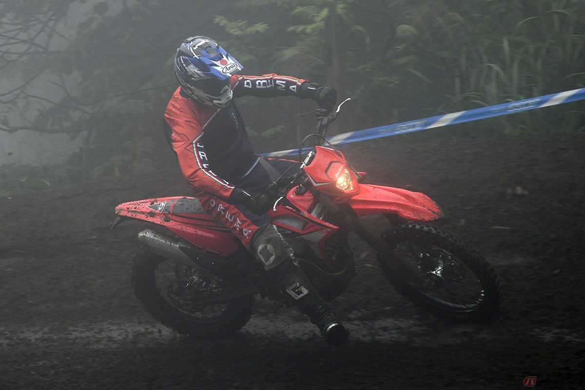 ベータ製4ストローク・エンデューロマシン「RR4T350」に乗る筆者(松井勉)