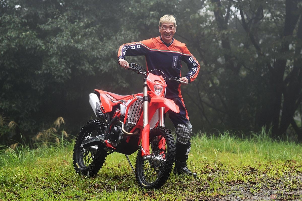 ベータ製4ストローク・エンデューロマシン「RR4T350」と筆者(松井勉)