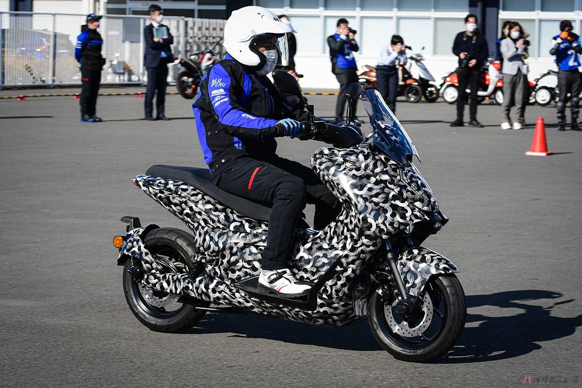 ヤマハが公開した実証実験用の電動バイク（原付二種クラス相当）。2019年の東京モーターショーで公開されたE01と同様、固定式のバッテリーを搭載しています