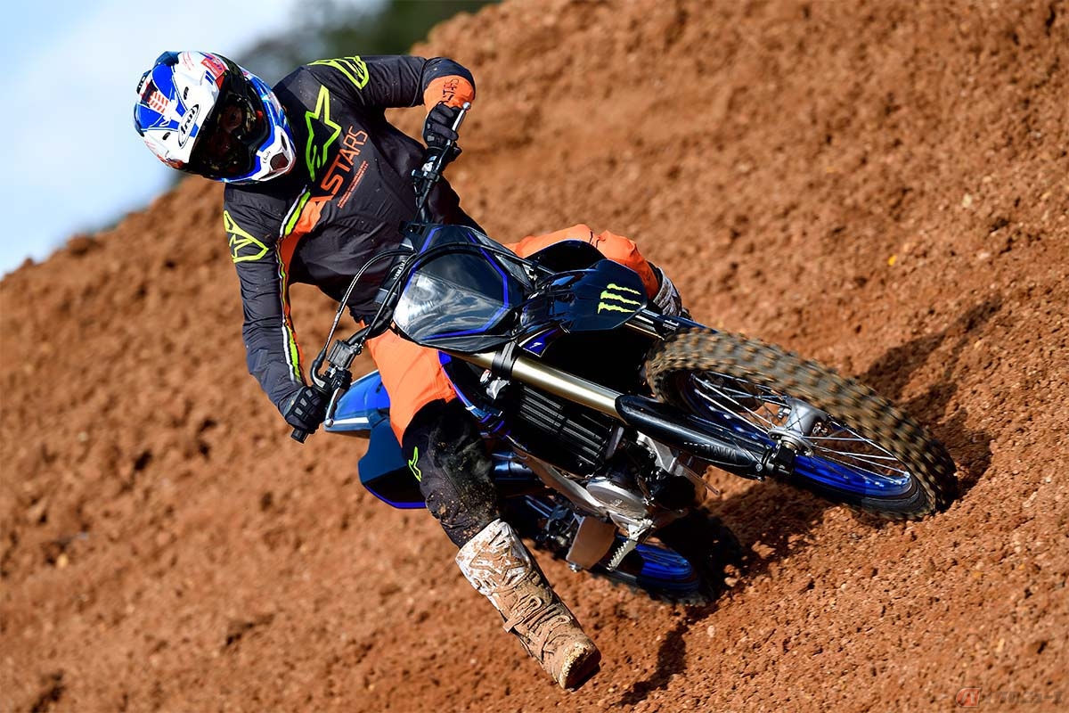 ヤマハ「YZ250F Monster Energy Yamaha Racing Edition」(2022年型)に試乗する筆者(青木タカオ)