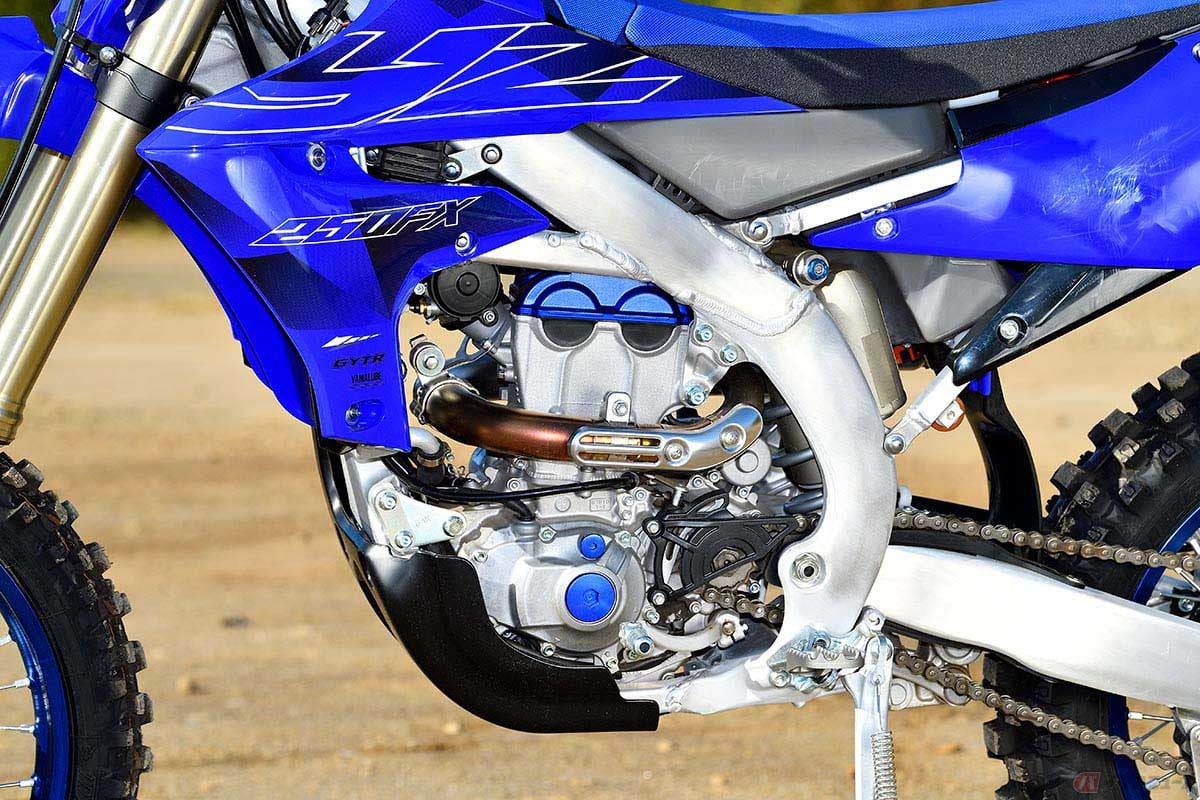 ヤマハ「YZ250FX」はシリンダー前方から吸気、後方から排気する排気量249ccの水冷4ストローク単気筒DOHC4バルブエンジンを搭載
