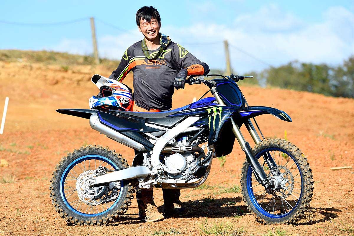 ヤマハ「YZ250F」(2022年型)と筆者(青木タカオ)。モトクロスコースから林間コースを試走し、「YZ250FX」との明確な違いからヤマハ「YZ」シリーズの理念を改めて実感。いい汗かいてご満悦の様子
