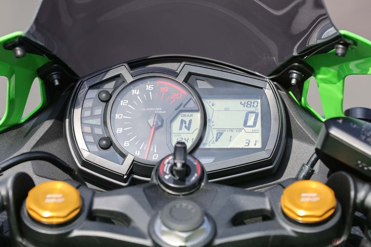 選択したパワーモードとトラクションコントロール、クイックシフターのオン/オフはデジタル液晶パネルに表示される