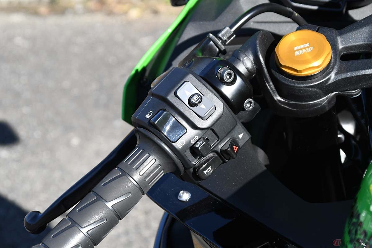 パワーモード、トラクションコントロール、クイックシフターのオン/オフはハンドル左側のスイッチボックスにある「SEL(セレクト)」ボタンで切り替えを行なう