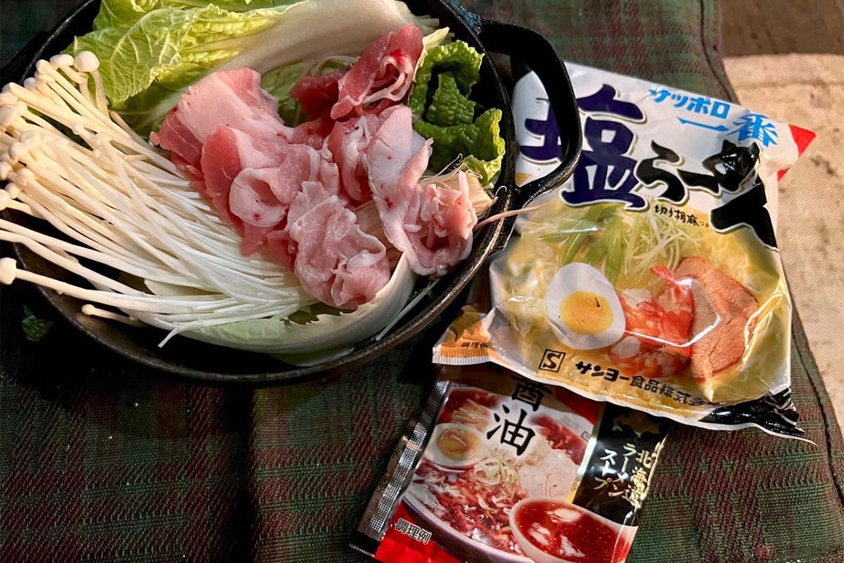 天理ラーメンの味を再現すべく、鍋に具材を入れて煮込む。ピリ辛のラーメンは冬のキャンプツーリングにもピッタリ