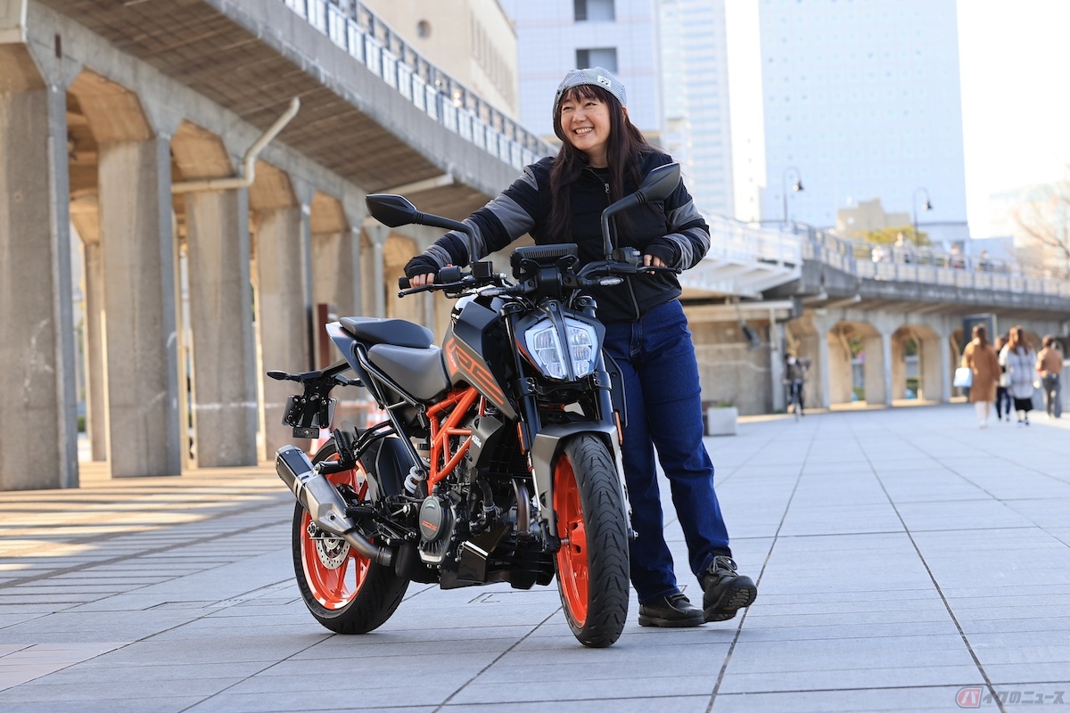 スーパースポーツバイクと比べるとハンドルが高い位置にあるバイクは、取り回しが楽に感じます