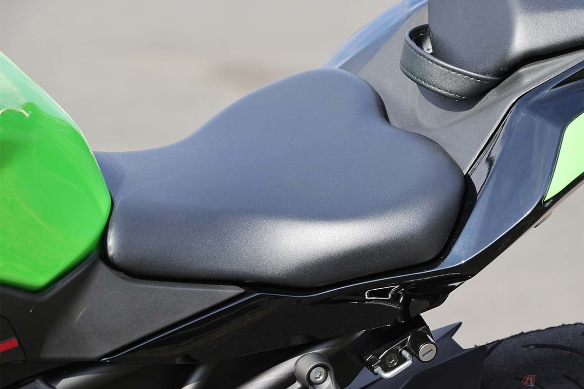 シート形状は平坦でタンクに向かって細く絞られていないため停車時の足着きに影響するが、その分スポーツライディングに貢献する