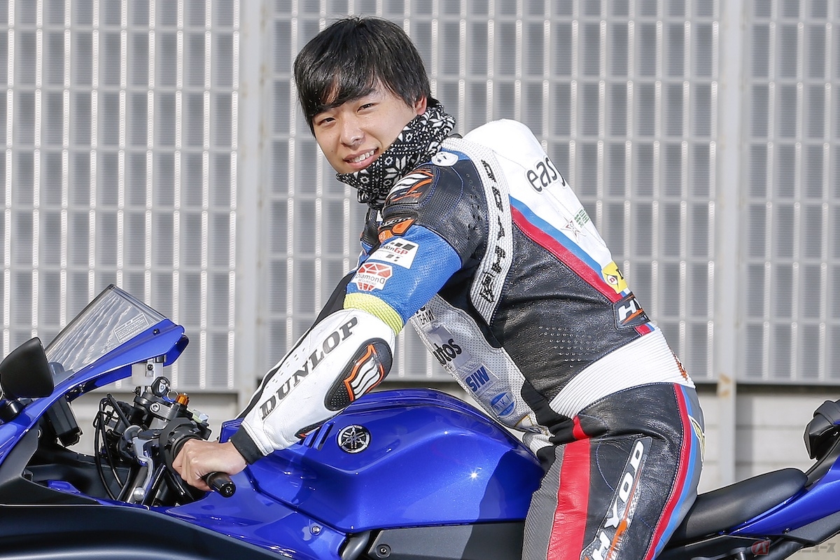 ネックウォーマーは、首だけのものや口元まで、頭と口元まで被るタイプなどが販売されています