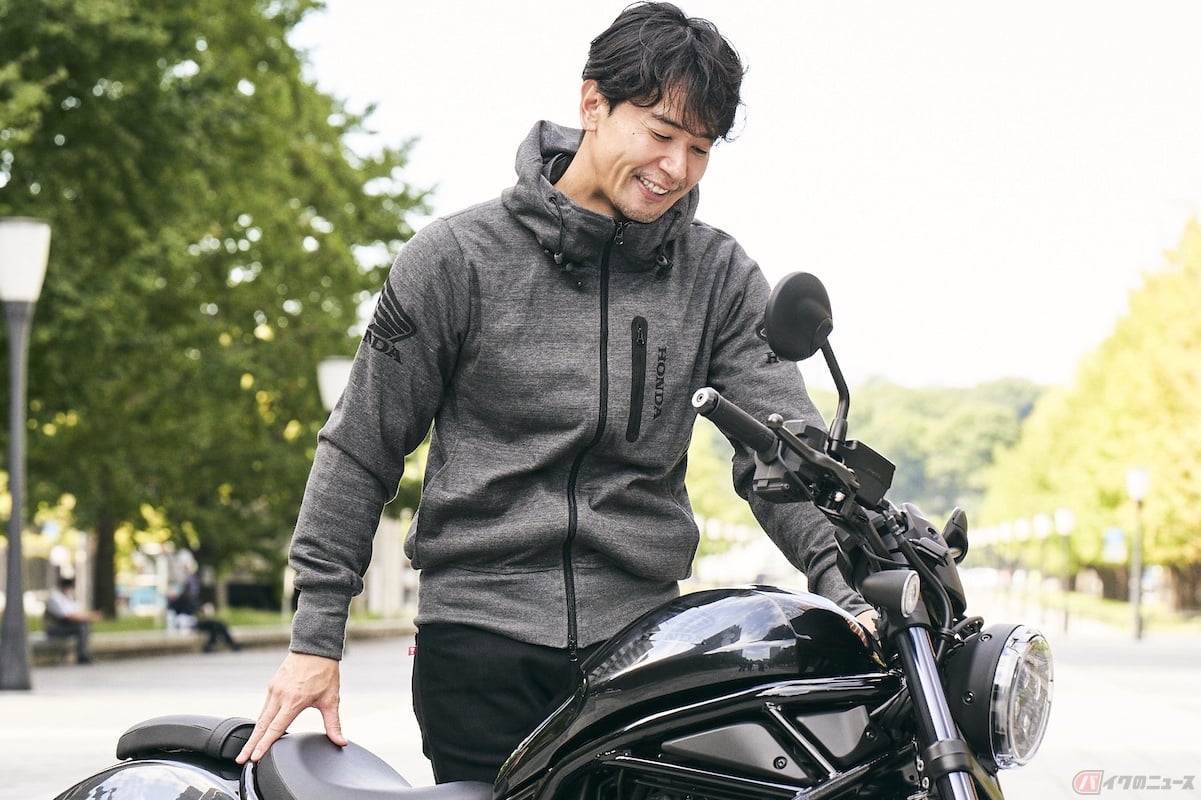 普段着感覚で使える、スウェット素材のソフトなスウェットパーカ