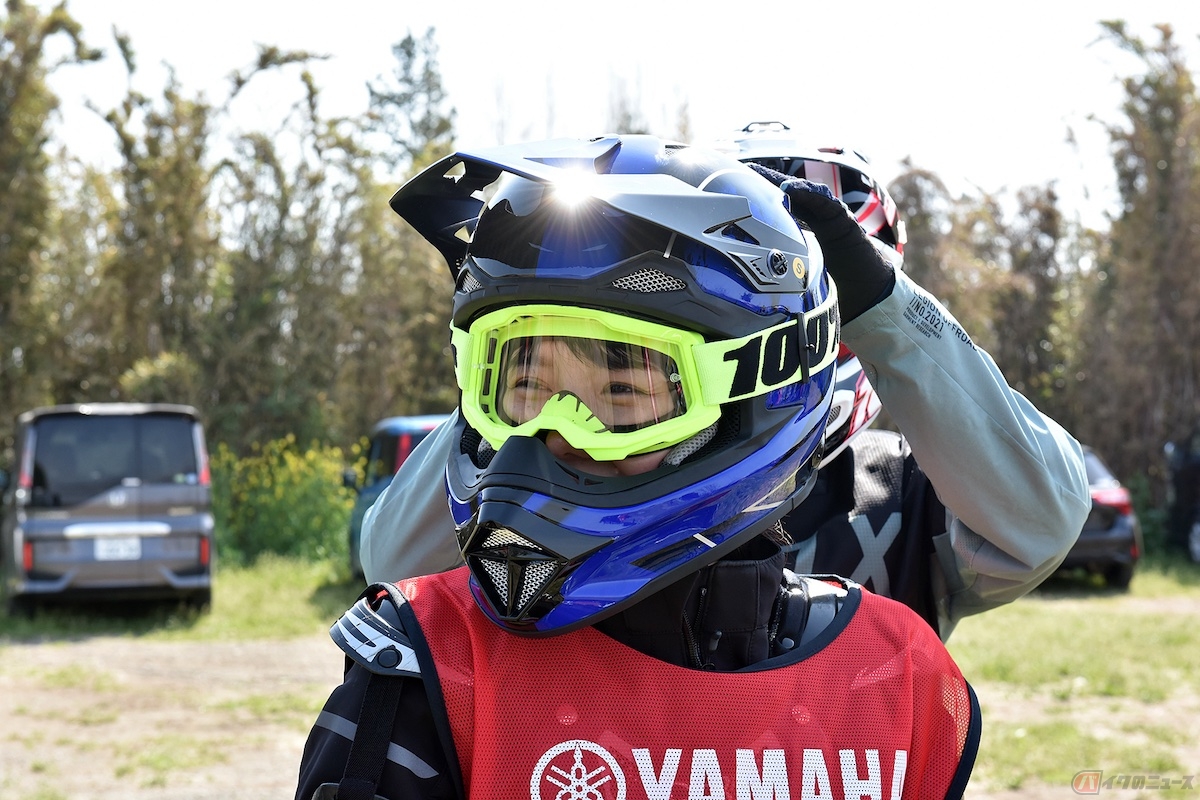 バイク用初心者マークはステッカータイプのものが主流で、ヘルメットに貼れるタイプもあります