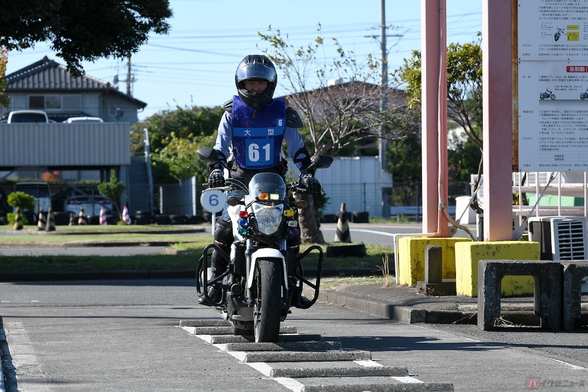 大手教習所では、二輪車の受講者数が毎月定員の150%にも達しており、一部の教習所では新規の受付を停止している