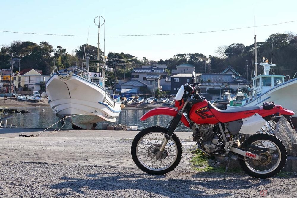 相模湾に面した横須賀市最大の漁港である長井漁港。近くには長井水産の直売センターもあり新鮮な海産物を購入できる