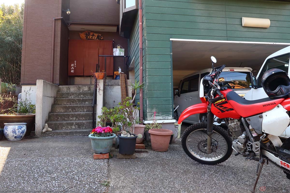 入り口が奥まったところにあるので見つけづらい「新兵衛」。あまり人に教えたくない隠れ家的な名店だった