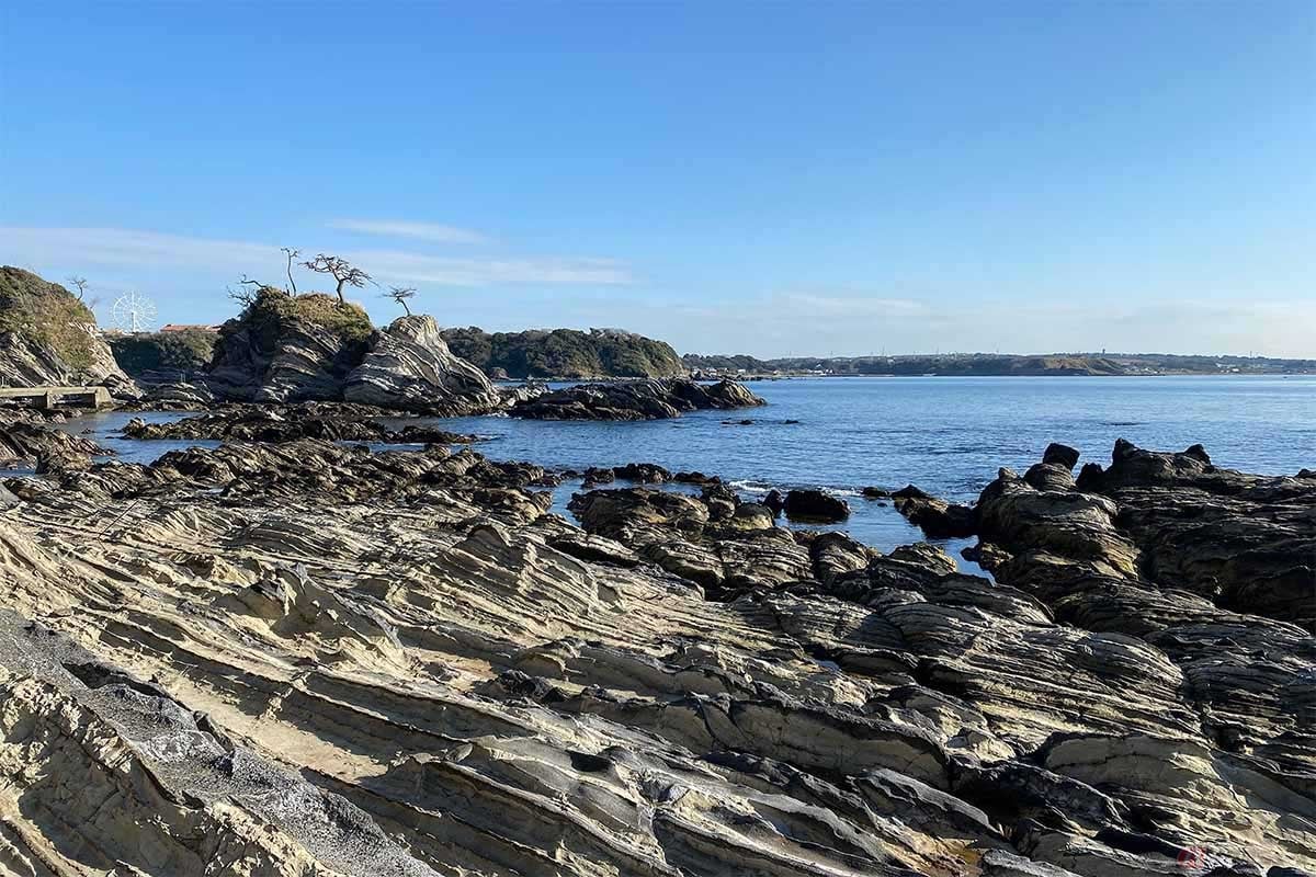 「荒崎公園」では三浦半島独特の地形を楽しめる。天気が良ければ富士山や伊豆半島、伊豆大島も見える