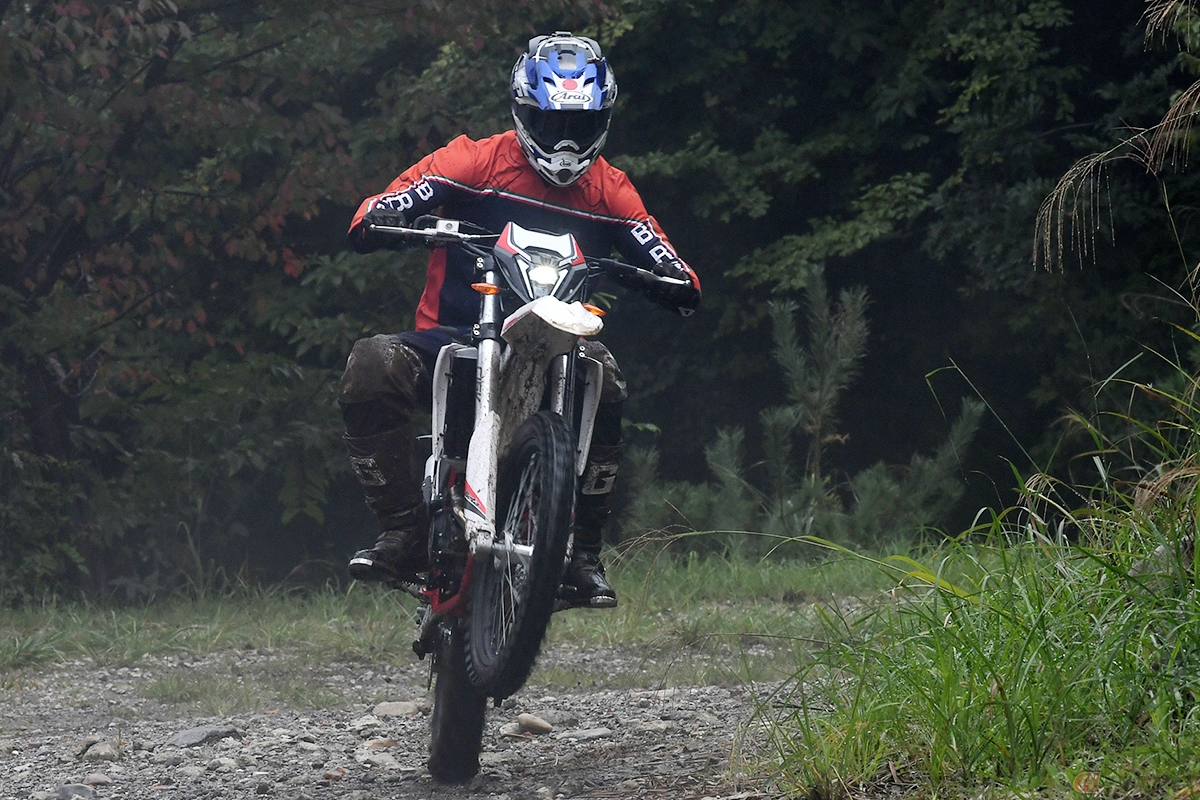 BETA「RR4T 125LC」に乗る筆者(松井勉)