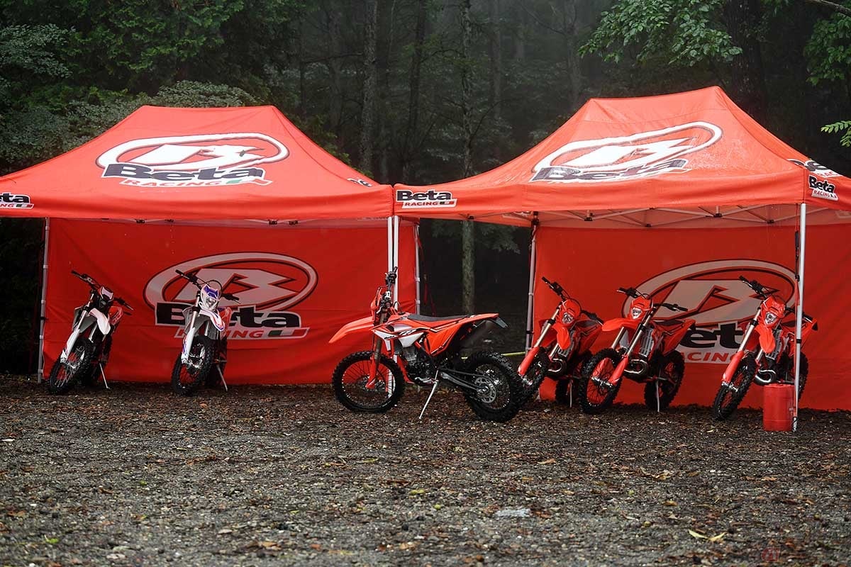 筆者(松井勉)が試乗したBETAの最新モデル。左からRR4T125LC/X-Trainer250LD/RR4T350/RR2T 200、250、300