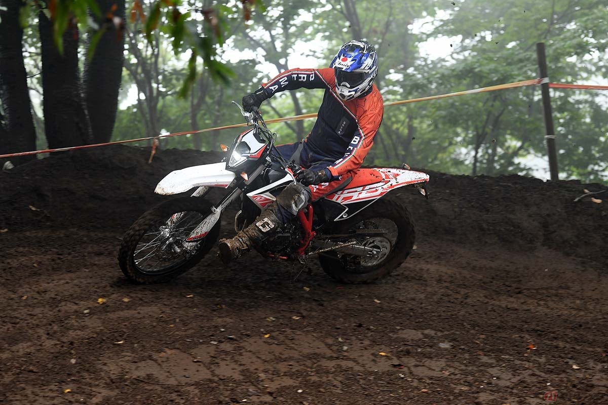 BETA「RR4T 125LC」に乗る筆者(松井勉)。ドロの海をしっかりと進むパワーとシャーシ性能を持ち合わせていました