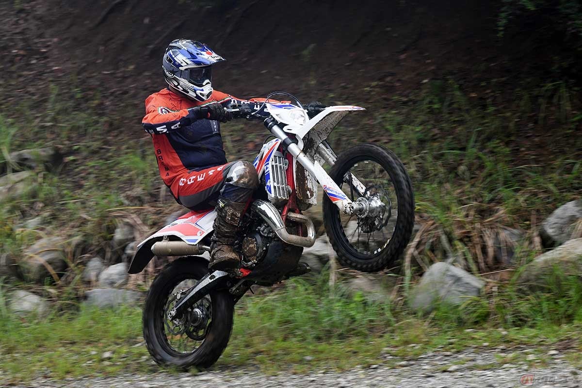 BETA「X-TRAINER 250 LD」に乗る筆者(松井勉)