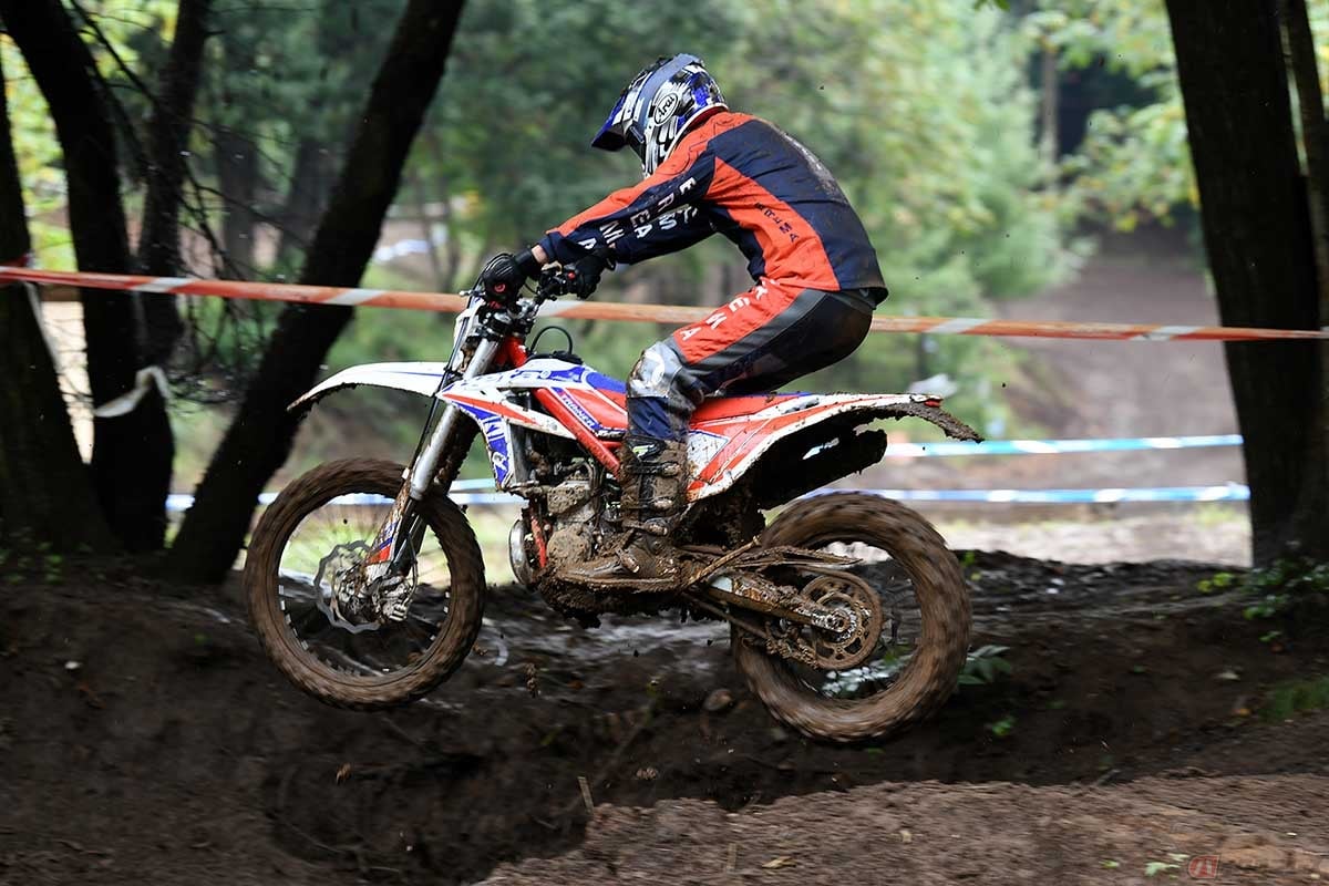 BETA「X-TRAINER 250 LD」に乗る筆者(松井勉)