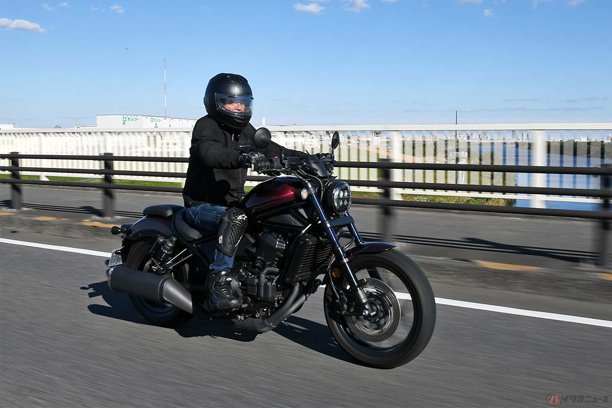 ホンダ「Rebel 1100 DCT」に乗るリターンライダーの筆者（木下隆之）。このバイクを選んだ最大の理由は、停車時に両足が地面に届くからという