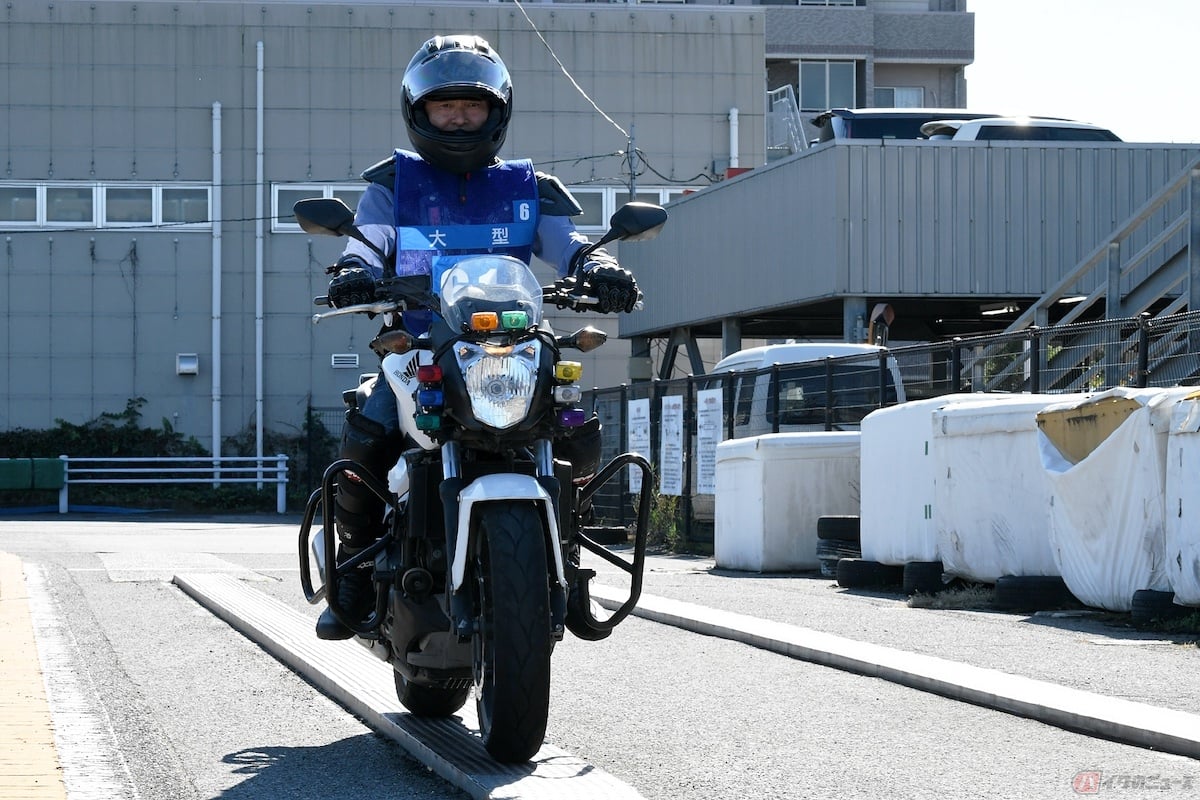 一本橋に乗り上げたときは、視線をすぐに遠くに置き、ゴール地点に意識を向けることが必要です