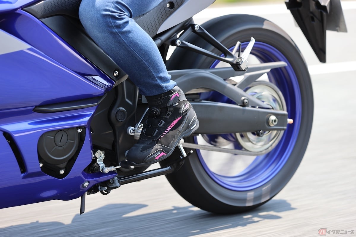 安全性と防御性を高めるために、ライディングシューズにはプロテクターが内蔵されています