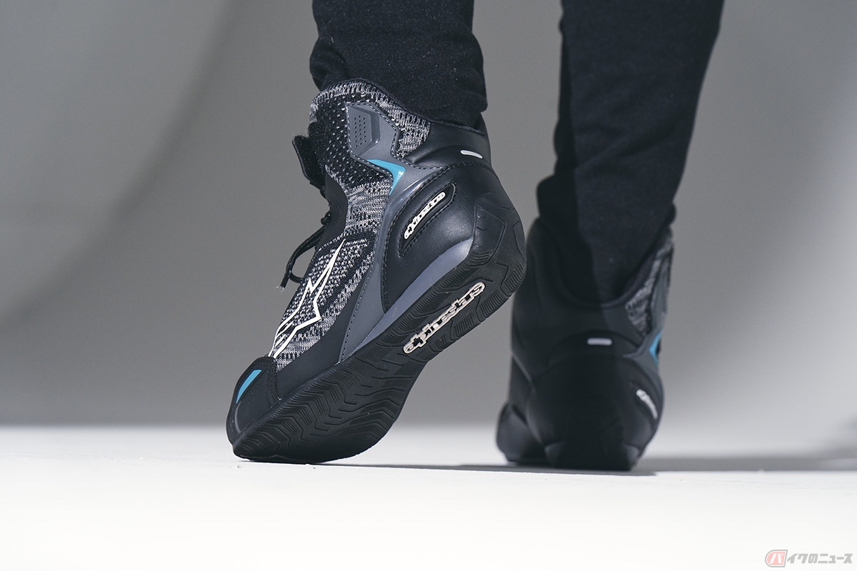 ライディングシューズの靴底は滑り止め加工も施されており、地面へのグリップ力が向上するため、停車時の着地や停車中の姿勢が安定します