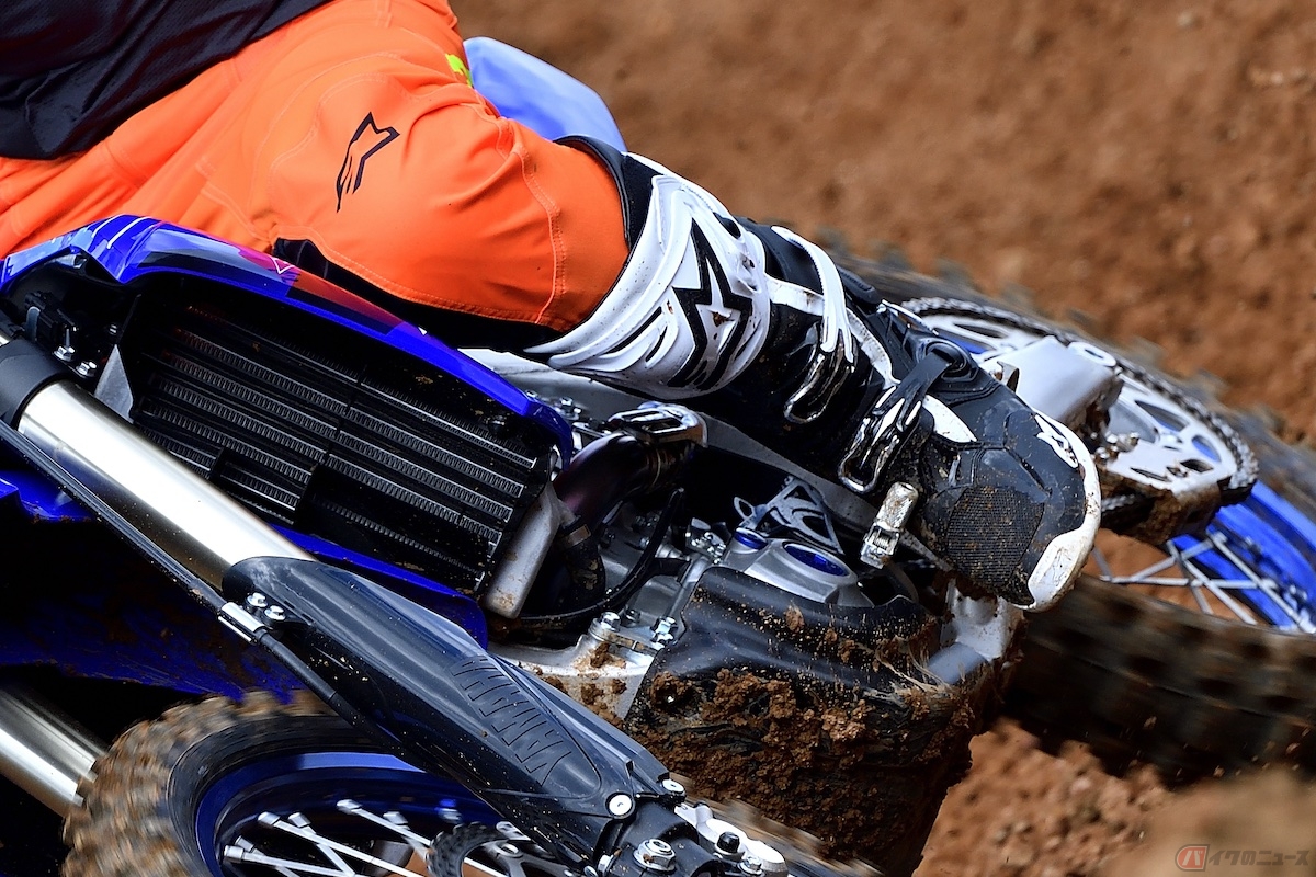 オフロードブーツは、プロテクターが特徴的なものが多く展開されています