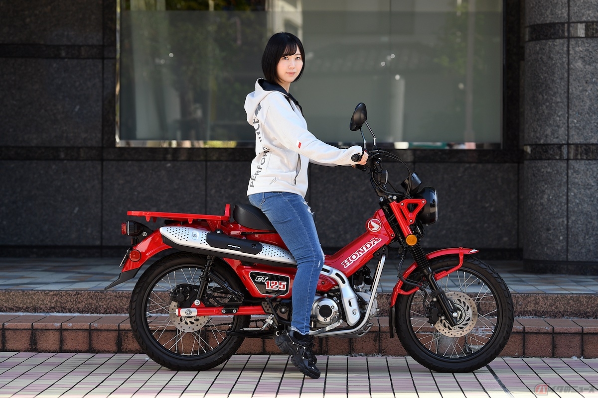 足つき性は、両足をつくと爪先立ちですが、片足ならば問題なく車体を支えられます
