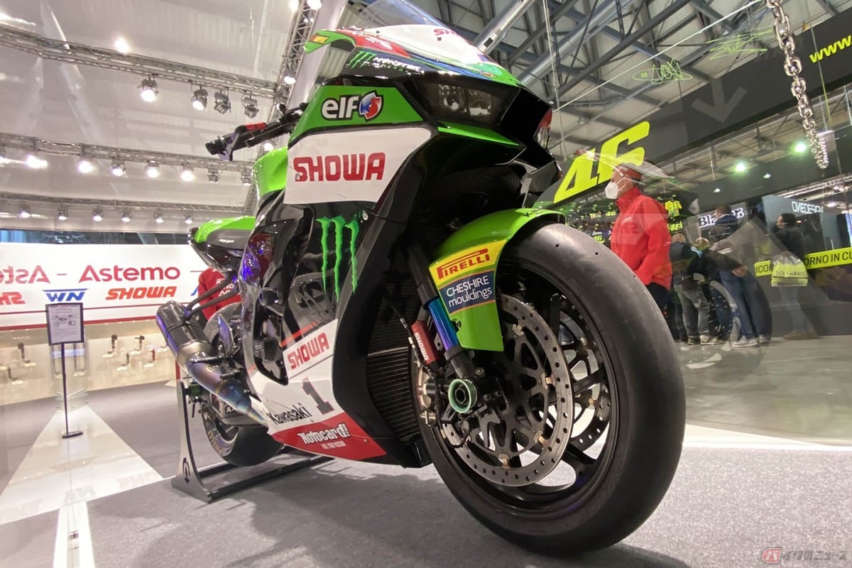 EICMA2021の日立Astemoブースに展示されたカワサキ・レーシング・チームのNinja ZX-10RR(SBK仕様)