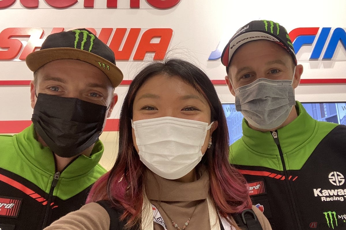 EICMA2021の日立Astemoブースに訪れたカワサキ・レーシング・チームのジョナサン・レイ選手(右)、アレックス・ロウズ選手(左)