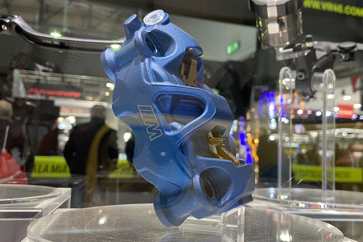 EICMA2021の日立Astemoブースに展示されたBMW Motorrad「M1000RR」のフロントブレーキキャリパー。発色の維持の研究を何度も行っているといいます