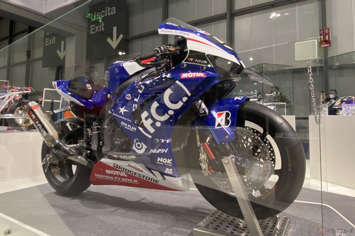EICMA2021の日立Astemoブースに展示されたF.C.C. TSR Honda Franceのマシン