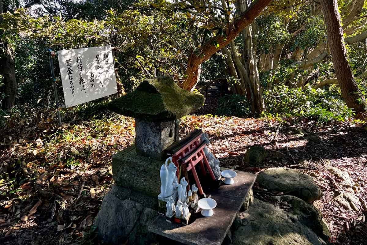 ようやくたどり着いた衣笠城の裏手の岩山には稲荷が祀られていた。辞世の句は三浦義明によるものだとか