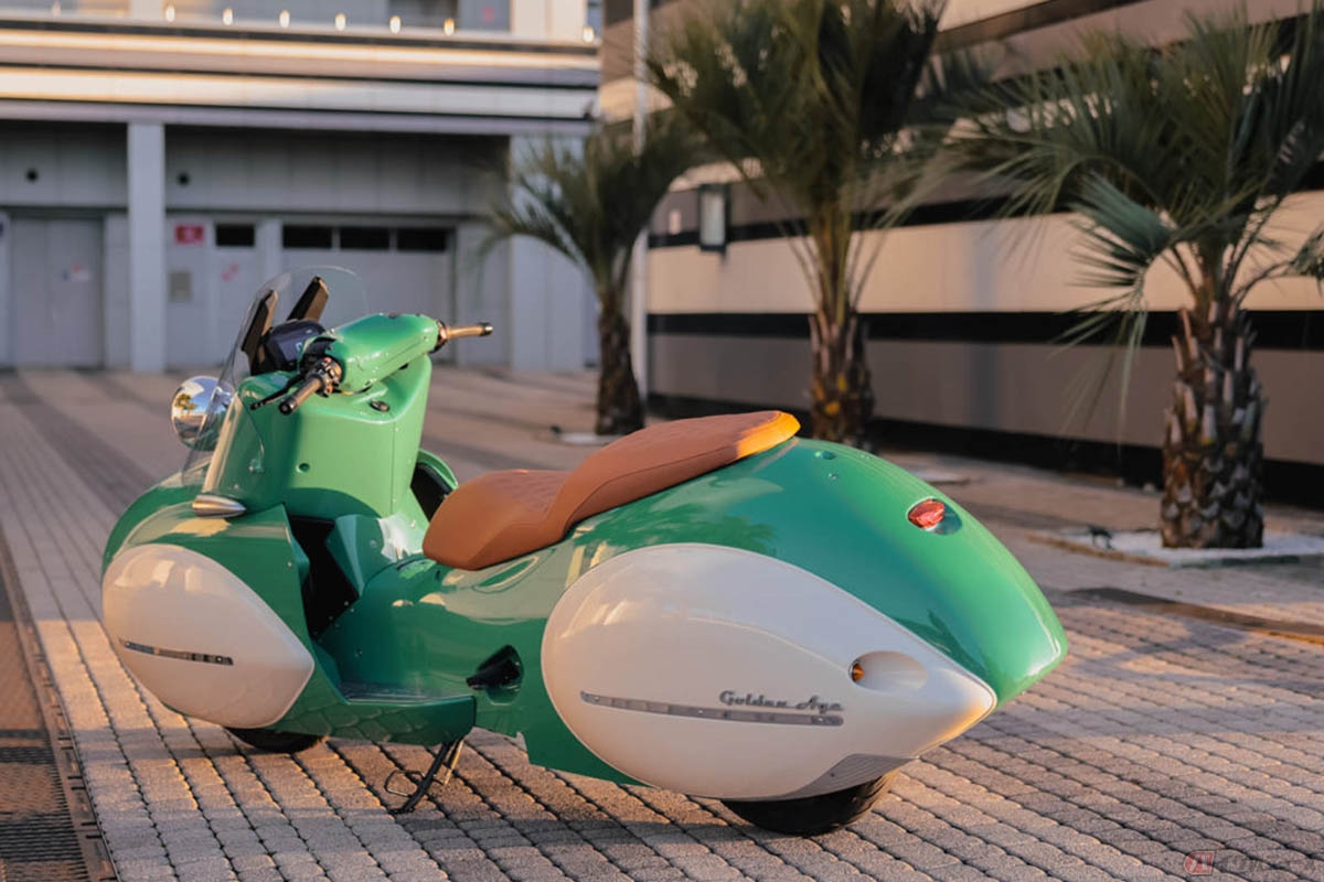 BMW Motorradのスクーター「C400X」（左）をベースにボルトオンでカスタムされたNMoto「Golden Age（ゴールデンエイジ）」（右）