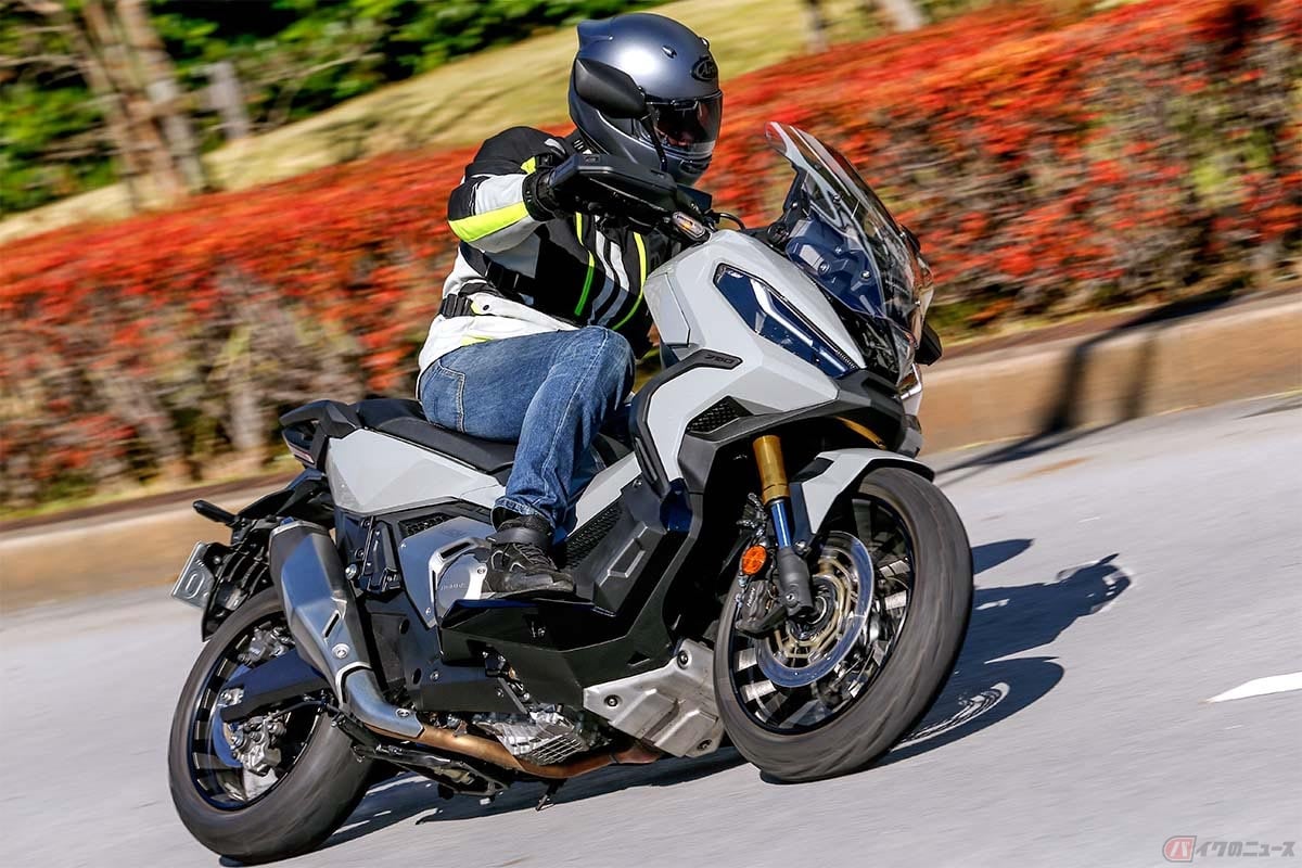 2代目となったホンダ「X-ADV」(2021年型)に試乗する筆者(松井勉)