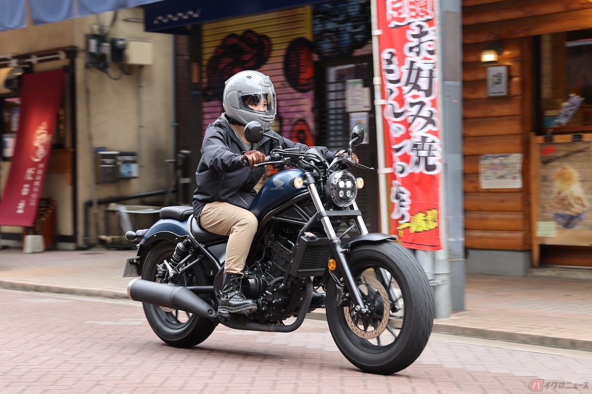 扱いやすく足つき性も良いレブル250は、気軽に街乗りをしても楽しく走行できる