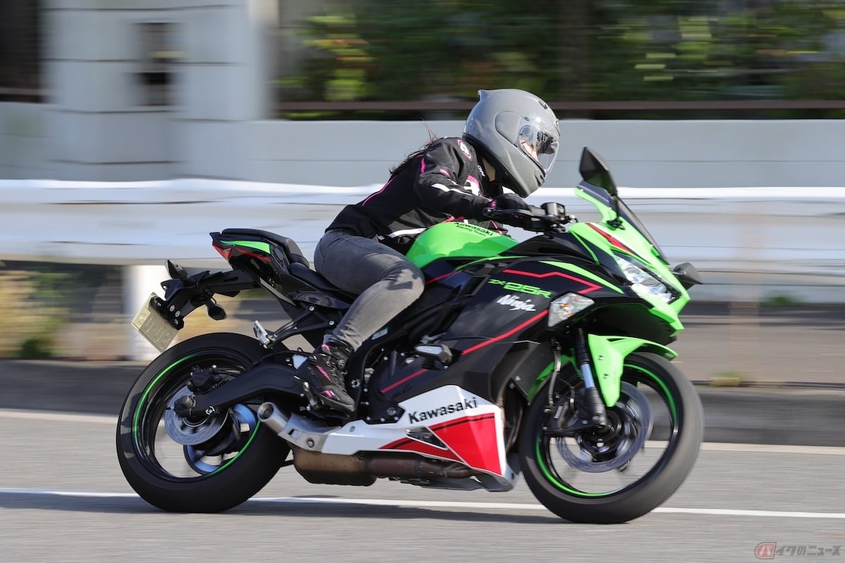 250cc4気筒エンジンのNinja ZX-25Rは、ハンドルを握っただけでドキドキさせられた