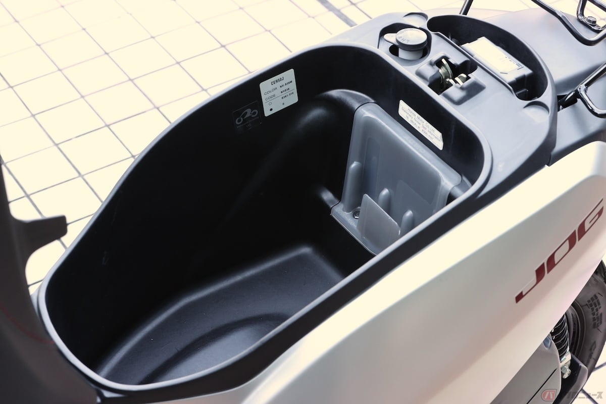 シート下のトランク容量は19Lの「JOG」