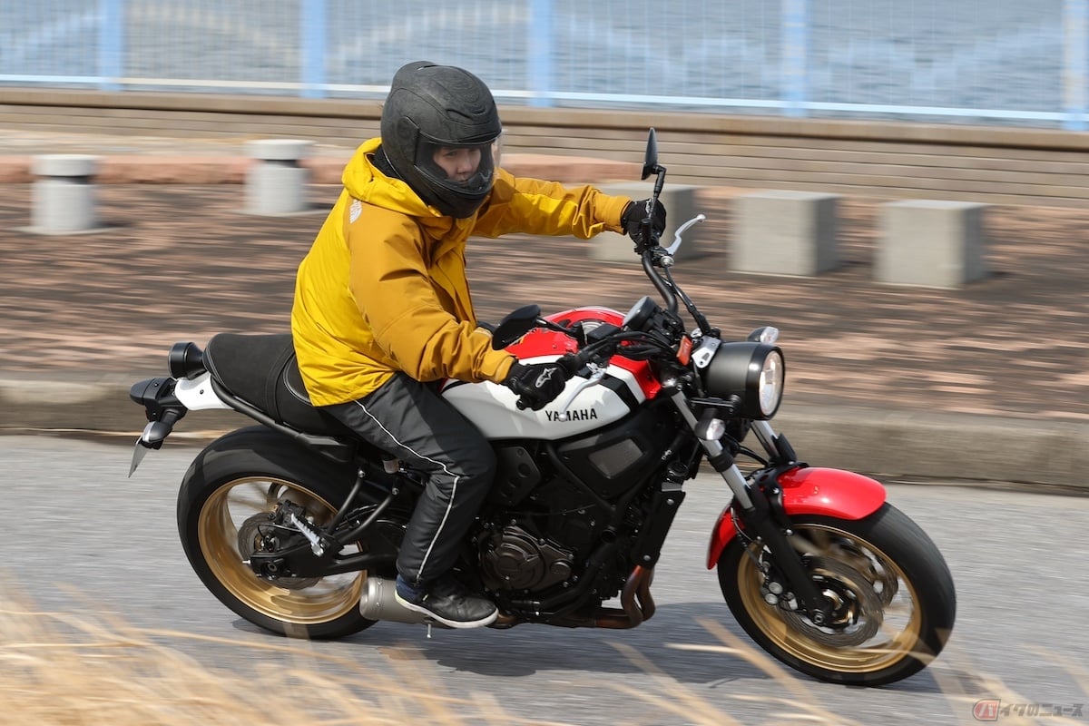 バイクでの走行は、全身に風を受けるために実際の気温より体感温度が低くなります