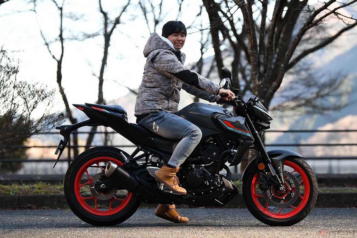 マハ「MT-25」と筆者(石塚 健)。身長165cmでも足付き性に不安はありません