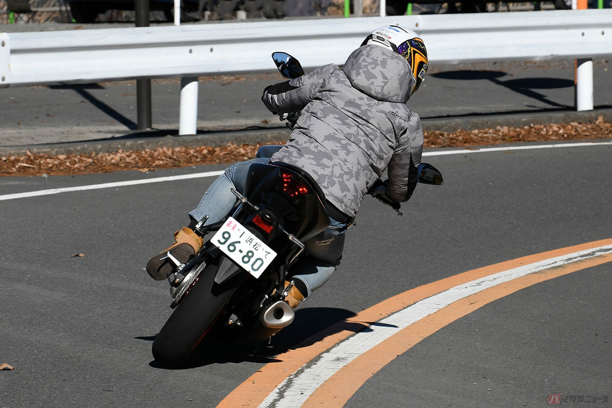 マハ「MT-25」に乗る筆者(石塚 健)